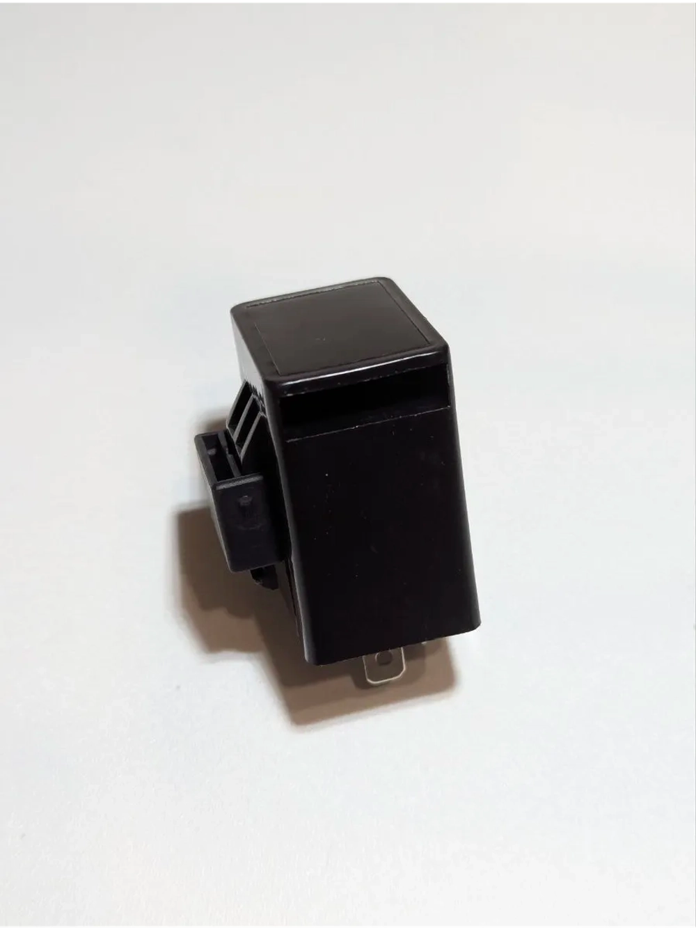 Реле поворотов 2-контактное для мото, мопеда, скутера