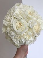 Свадебный букет из оноголовых роз, диантусов и лизиантуса