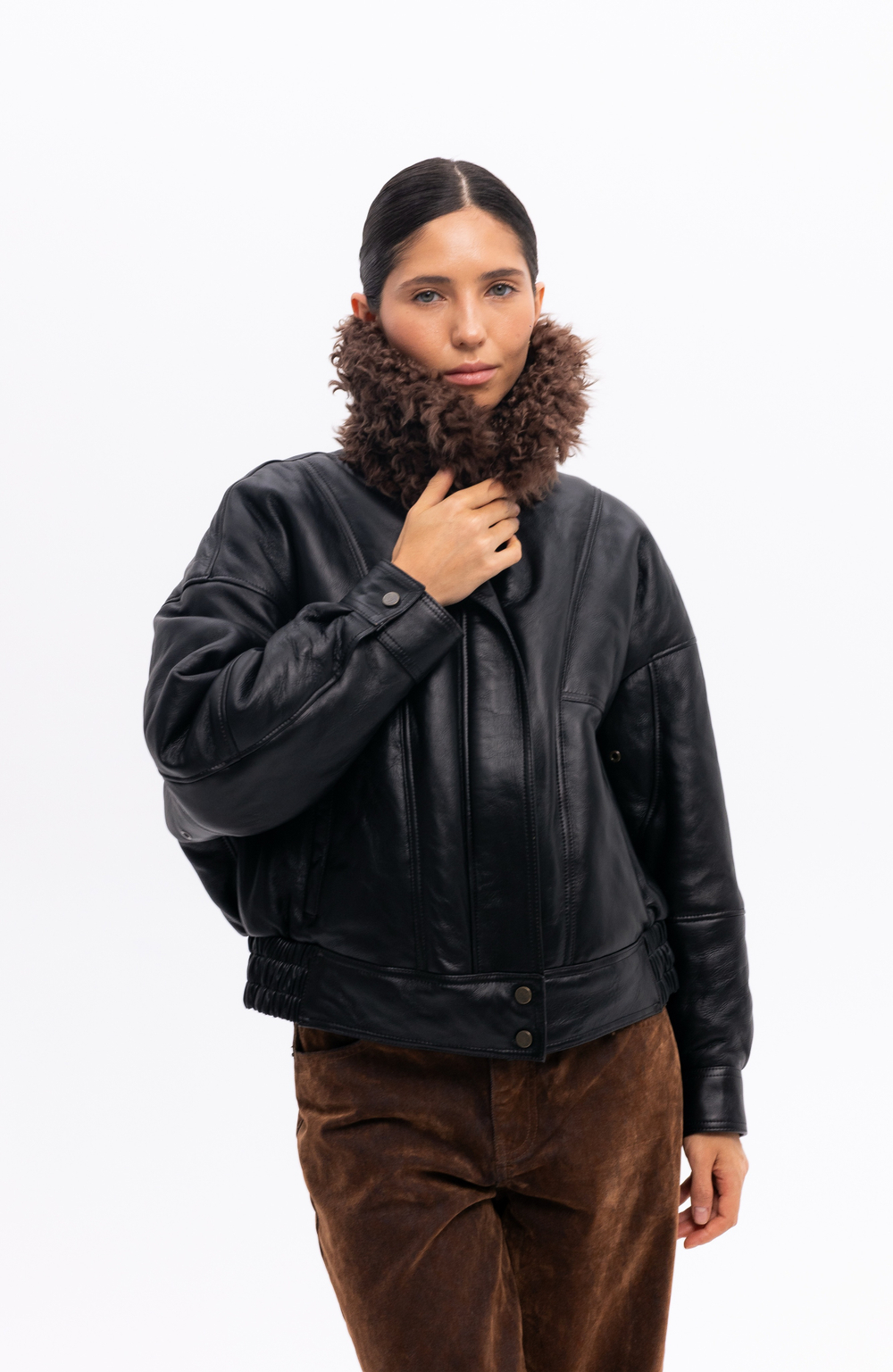 Короткая чёрная дублёнка из овчины тиградо