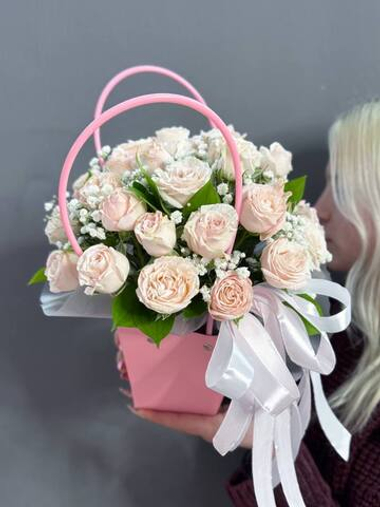 Сумочка с кустовыми пионовидными розами сорта "Bombastic"