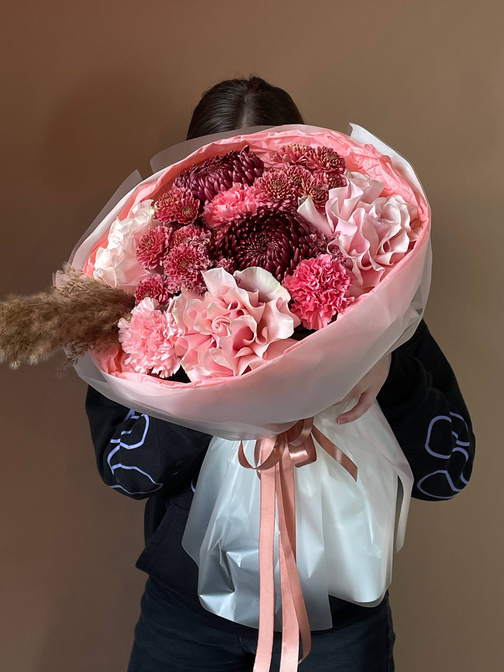 Букет "Розовое вино", Хризантема шоколадная, Французские розы, Диантусы, Дубки, Камыш