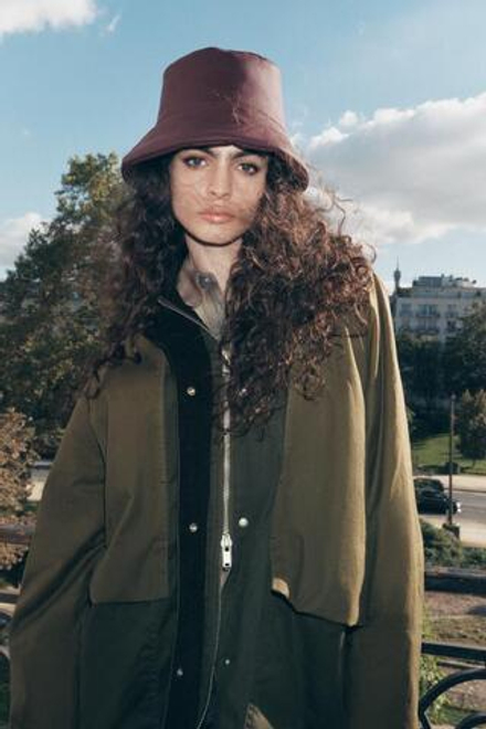 ZARA СТЕГАНАЯ ПАНАМА ИЗ ПРОРЕЗИНЕННОЙ ТКАНИ, ГРАНАТОВЫЙ