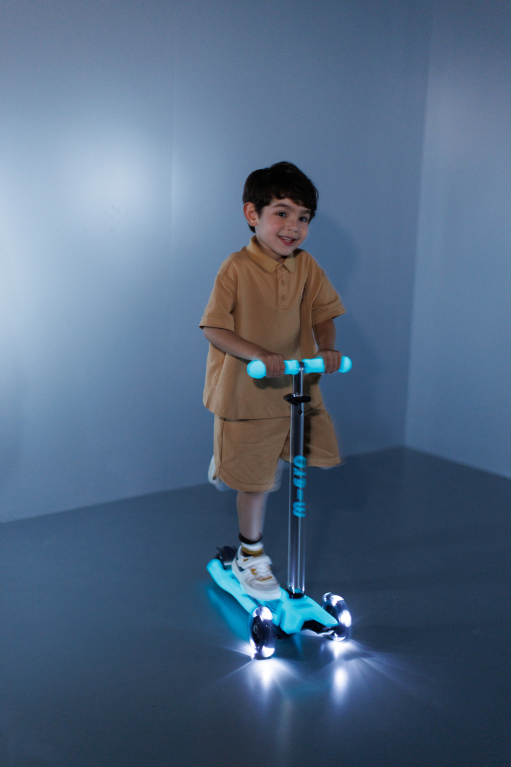 Самокат Maxi Micro Deluxe Glow (светящийся) LED синий кристалл