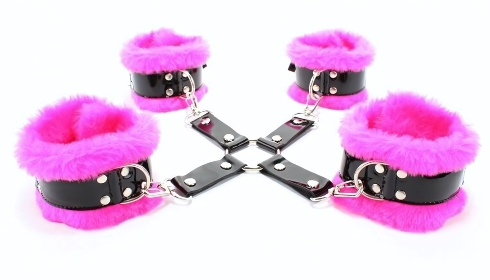 Черно-розовая крестообразная меховая фиксация для рук и ног (Цвет: черный с розовым)