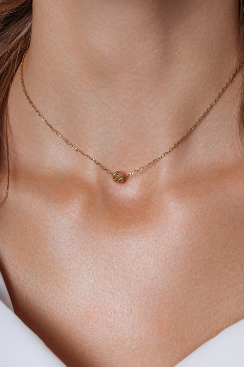 Колье "QUIET LUXURY" с шариком и алмазными гранями в золочении