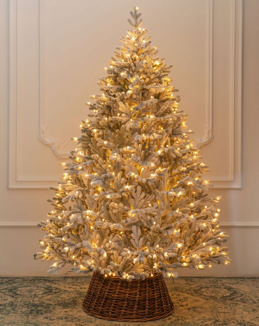 Заснеженная елка с гирляндой «Швейцарская» (Литая хвоя) 240 см / 2,4 м