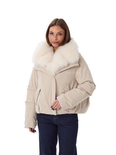 Короткая молочная парка с песцовым воротником