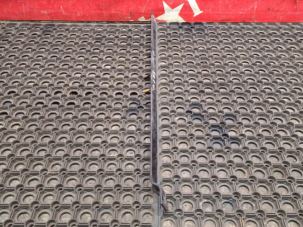 Кронштейн патрубков радиатора