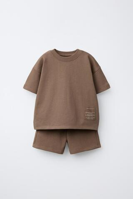 ZARA КОМПЛЕКТ ДЖОГГЕРЫ, ФУТБОЛКА И БЕРМУДЫ С НАШИВКОЙ, КОРИЧНЕВЫЙ