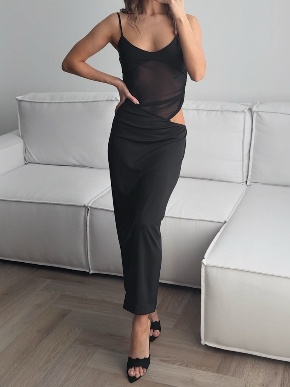 Платье длинное, с сетчатой вставкой и разрезом на талии