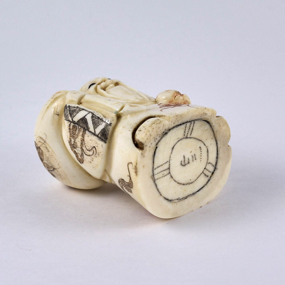 Нэцкэ Монах с мешком и персиком