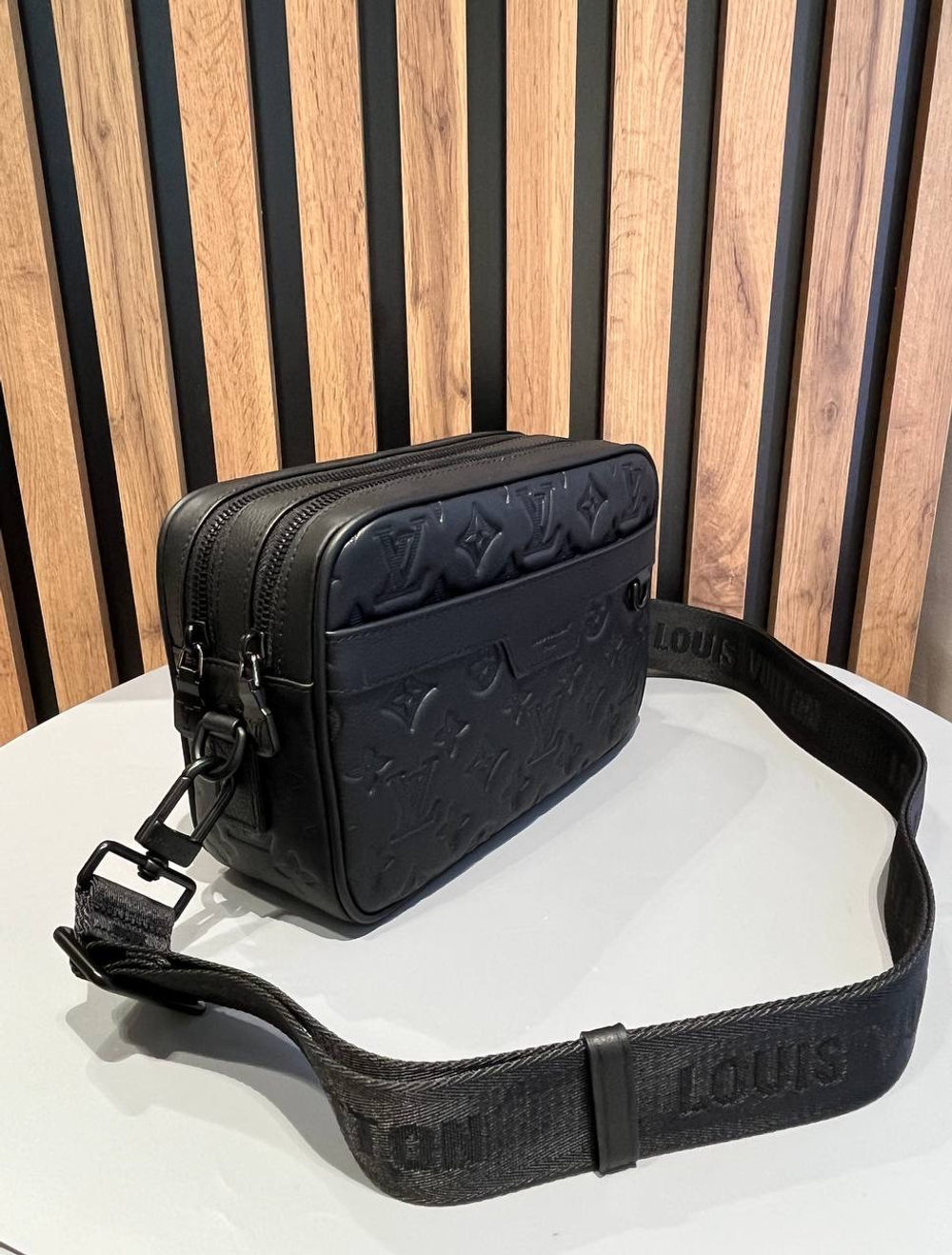Сумка через плечо Louis Vuitton Alpha