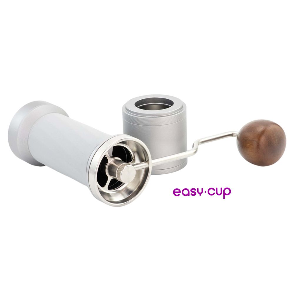 Длинная и удобная ручка вращения жерновов снижает усилия при помоле. Длинная и удобная ручка вращения жерновов снижает усилия при помоле.