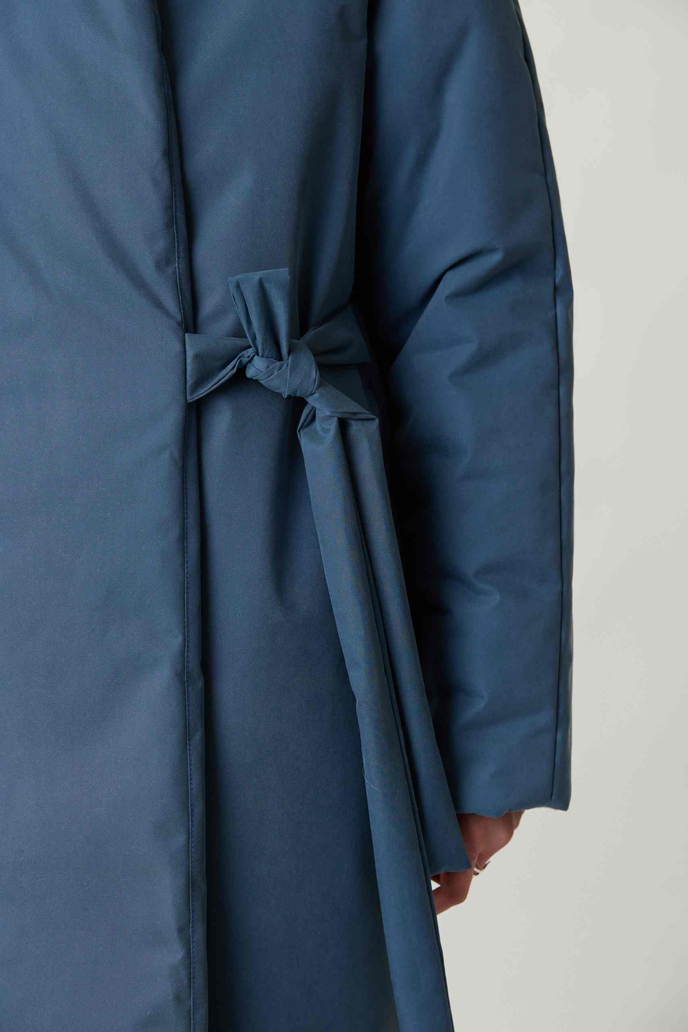 Зимнее пальто на запах из синей бархатистой мембраны