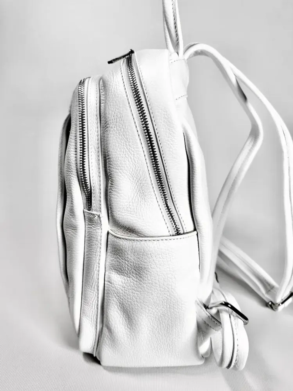 Женский городской рюкзак из натуральной кожи белого цвета