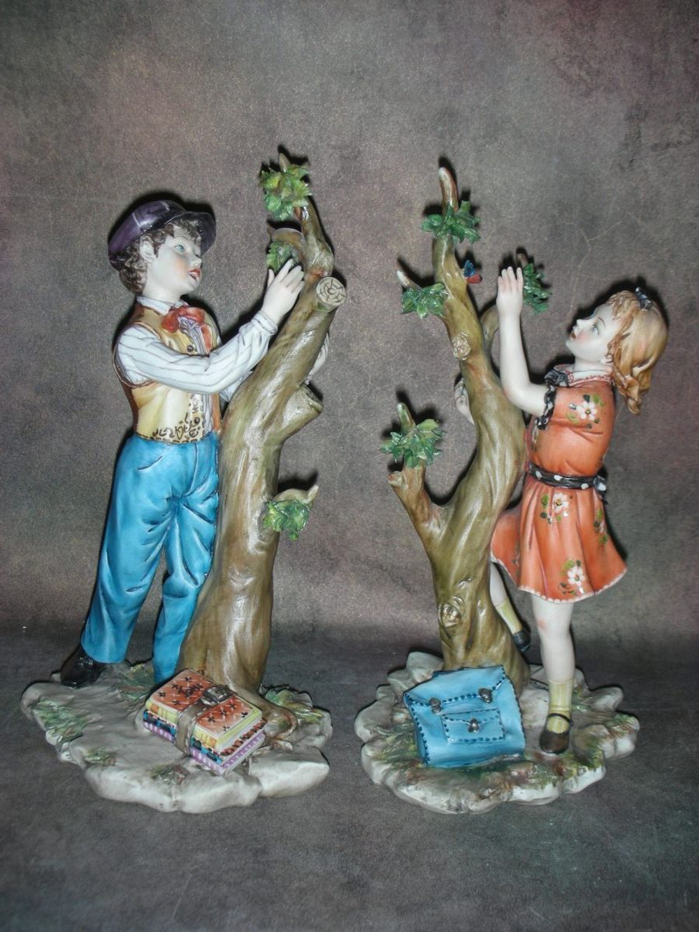 Статуэтка. Фарфор. Ученики пара. Capodimonte. Италия