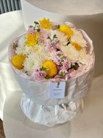 Букет из нарциссов, маттиолы и хризантемы