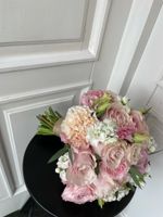 Свадебный букет из диантусов, маттиолы, пионов, эвкалипта и кустовых пионовидных роз