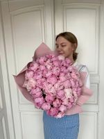Букет 45 розовых пионов в оформлении