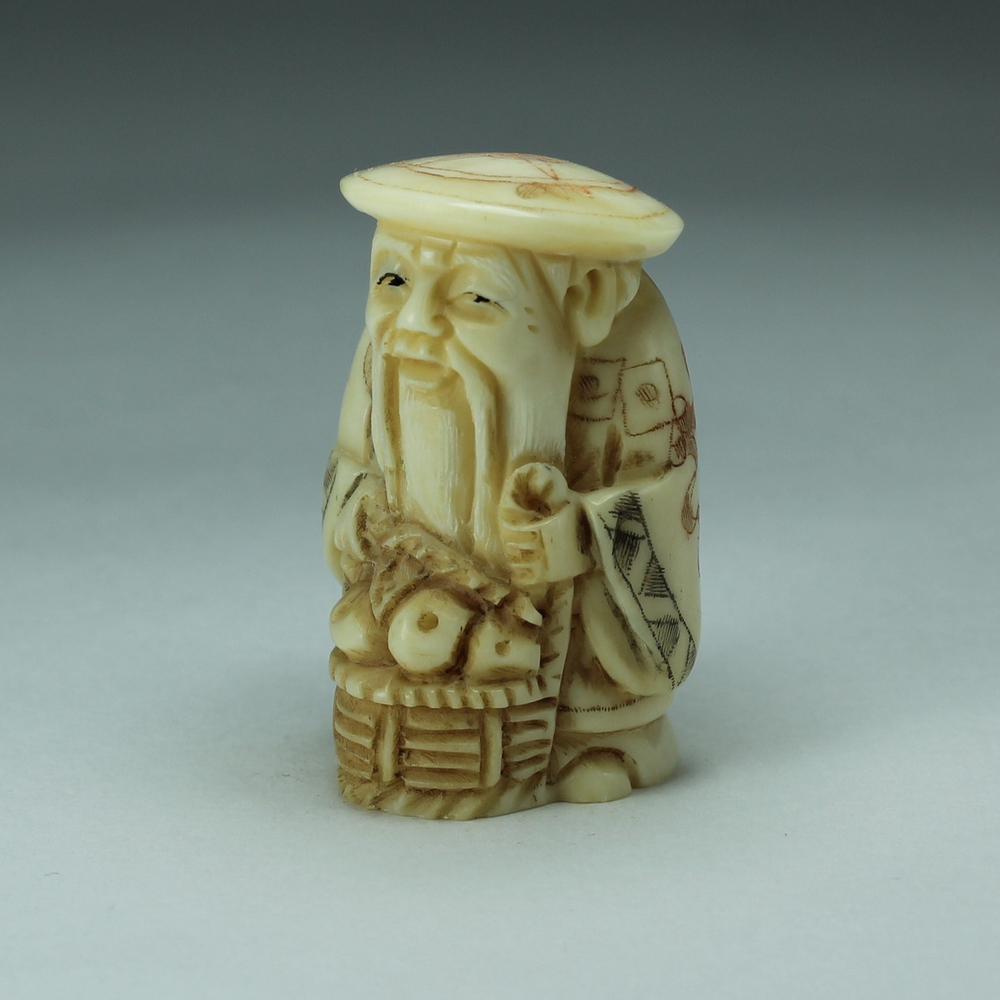 Нэцкэ Дзюродзин в круглой шапке с корзиной