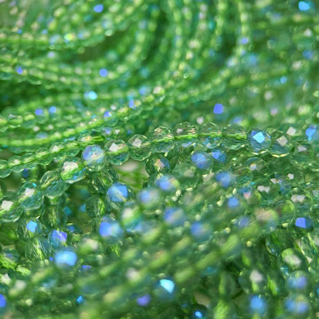 Шпинель синтетическая с эффектом иризации, оттенок "Яблоко", 3мм, шар, микроогранка