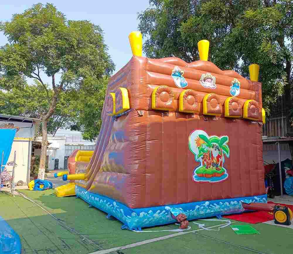 Большой надувной батут-горка "Фрегат-2" 11*5*5 м