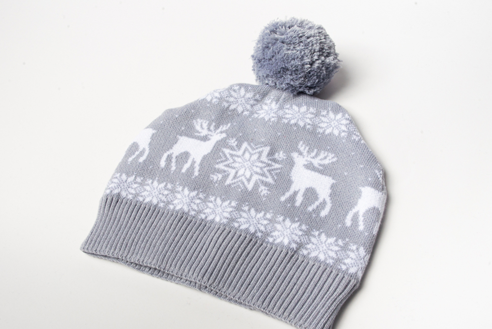 Шапка цветная с помпоном "Северные олени"