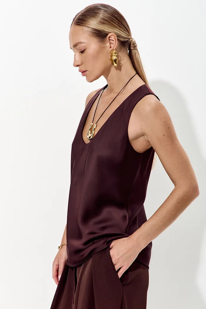 Майка из атласа с глубоким вырезом шоколадного цвета