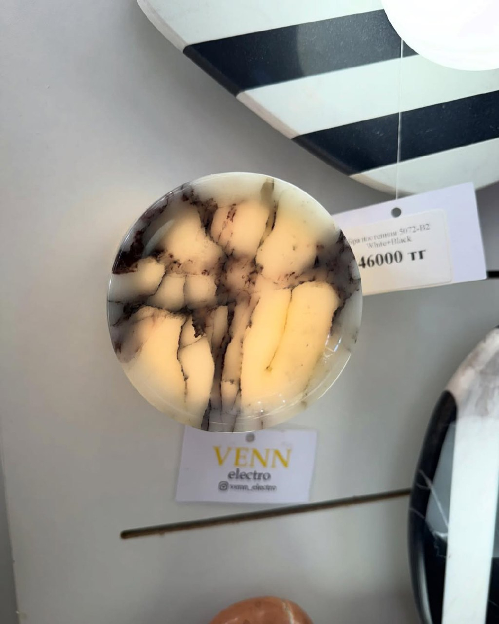 Настенное бра из натурального мрамора, представлено в двух размерах.