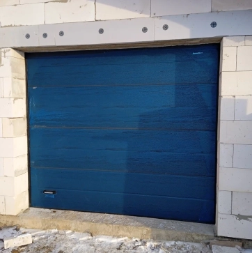 Секционные гаражные ворота в графитовом цвете