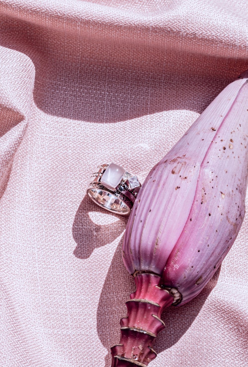 Кольцо «Мозаик» раф прямоугольный с розовым кварцем и ромбом белый циркон с чернением