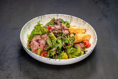 Салат с ростбифом, битыми огурцами и жареным сыром