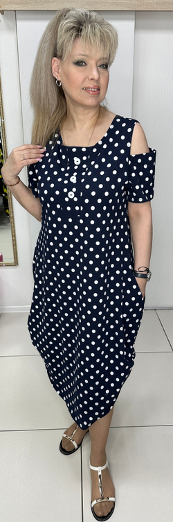 Трикотажное платье в горошек с вынутыми плечиками на большие размеры