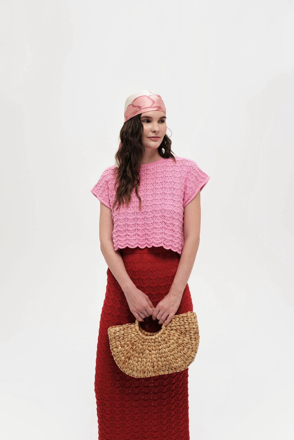 Розовая трикотажная кофточка