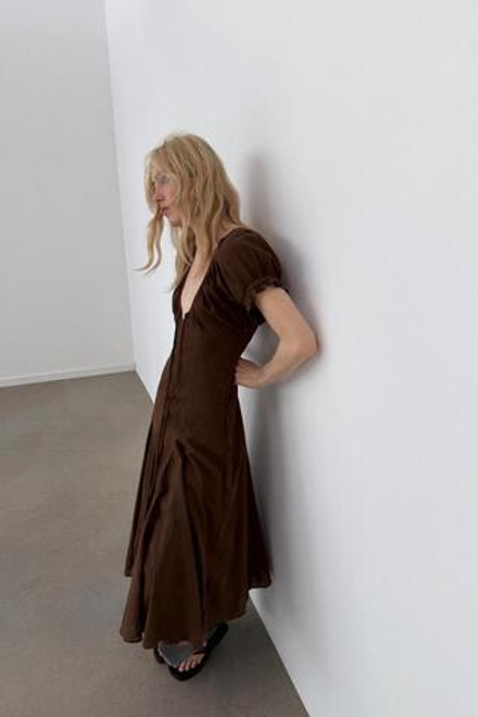 ZARA ПЛАТЬЕ МИДИ ИЗ ГАЗА С ЮБКОЙ ГОДЕ, КОРИЧНЕВЫЙ