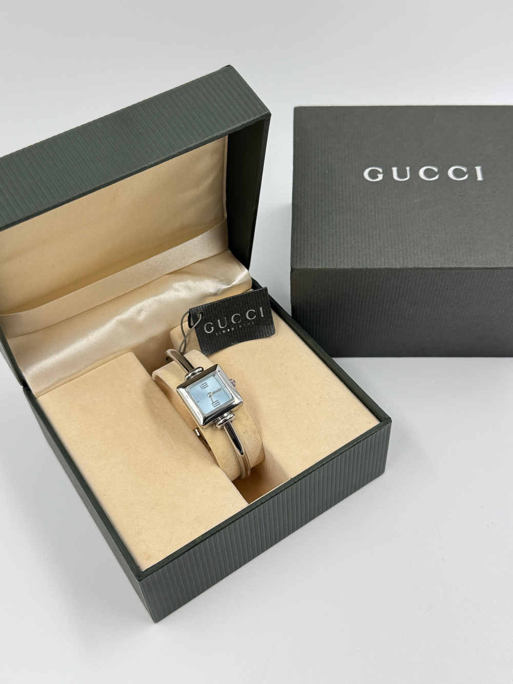Часы Gucci 1900L с голубым циферблатом
