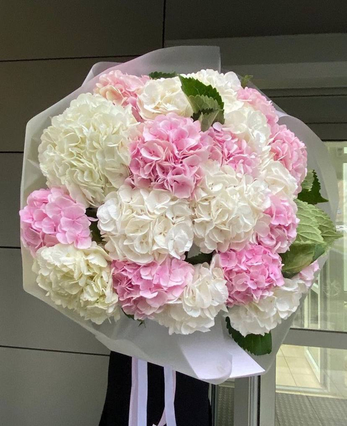 Букет из белых и розовых гортензий "Thé Blanc"