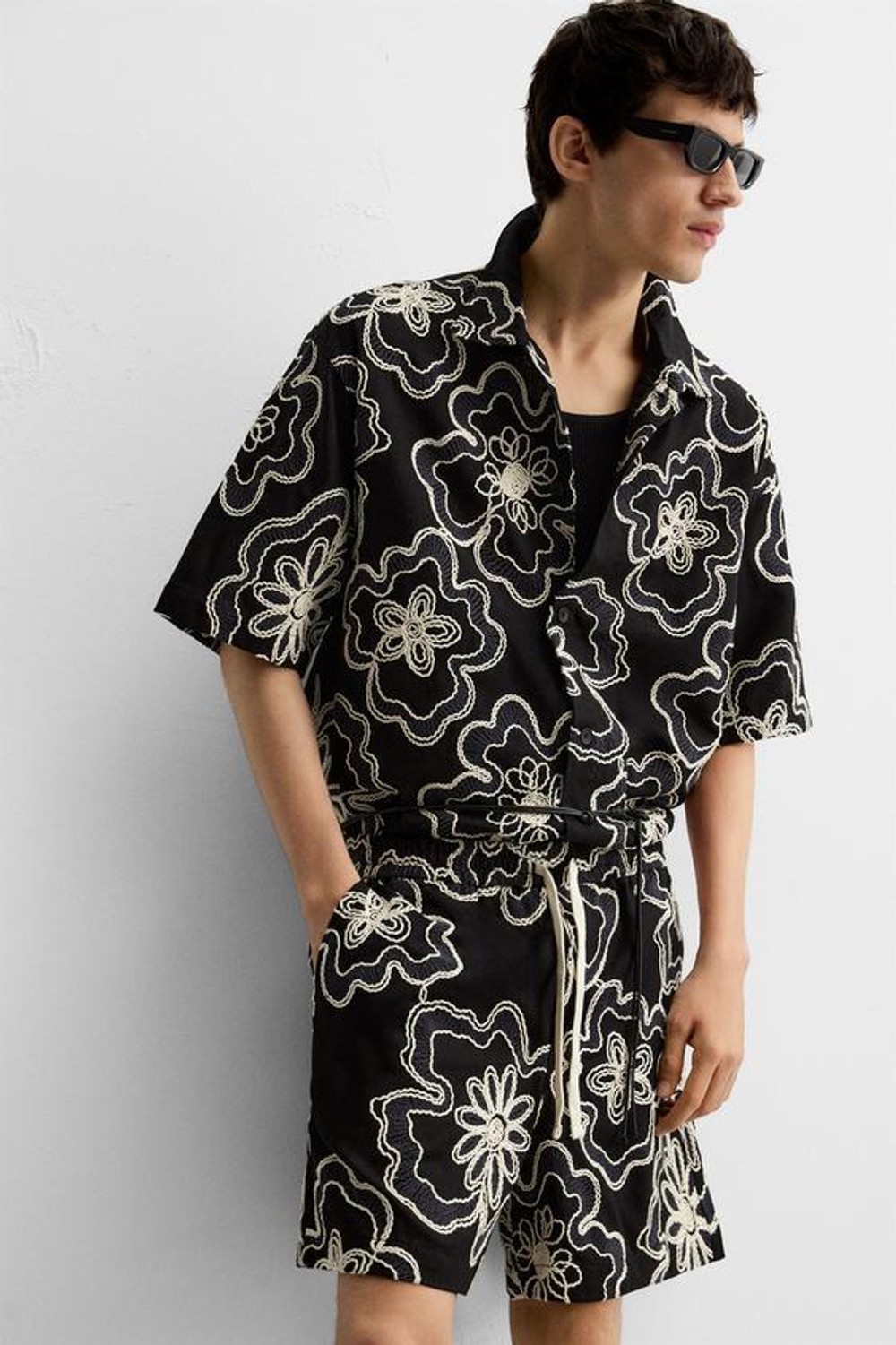 ZARA ШОРТЫ С РЕЛЬЕФНОЙ ВЫШИВКОЙ, ЧЕРНЫЙ