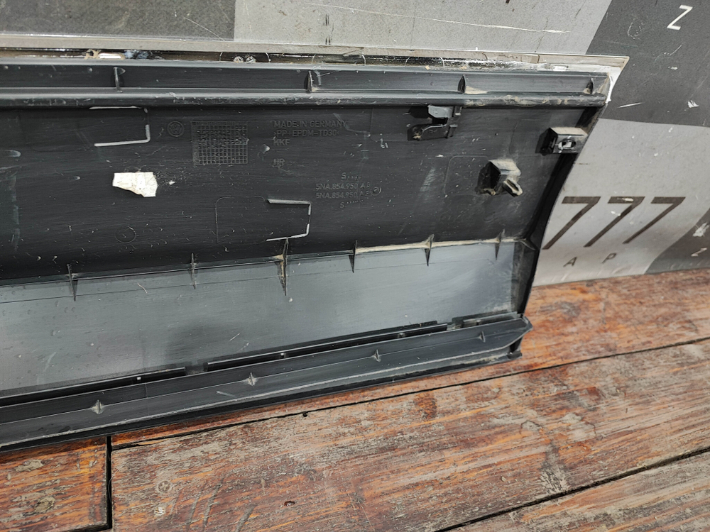 Накладка двери задней правой Volkswagen Tiguan 2 16-нв Б/У Оригинал 5NA854950AF