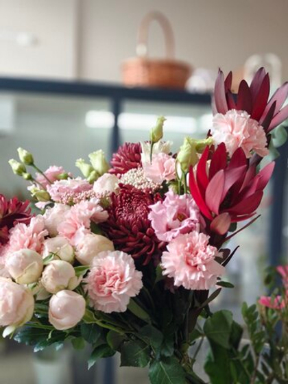 Букет с пионовидными розами, эустомой и хризантемами бигуди