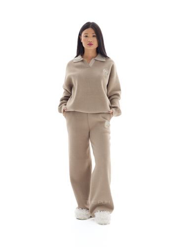 Бежевый костюм с вышивкой и воротом-поло