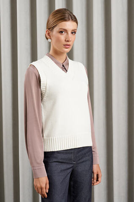 22896 Жилет женский (молочный)