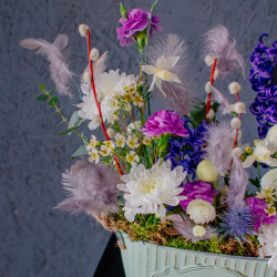 166. Нежная праздничная композиция с гиацинтами и нарциссами