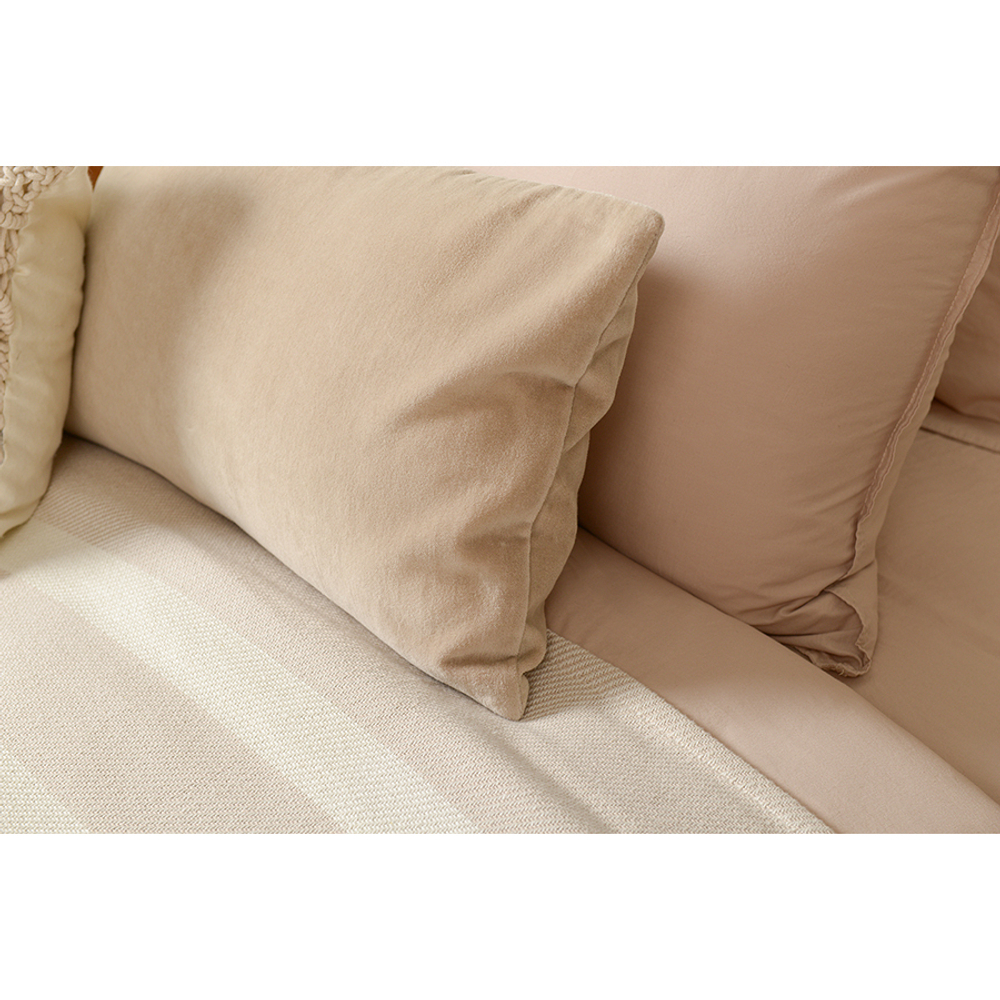Чехол на подушку из хлопкового бархата бежевого цвета из коллекции essential, 30х50 см