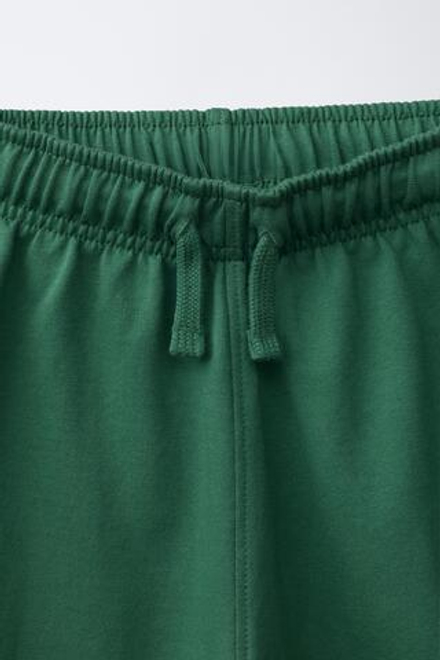 ZARA КОМПЛЕКТ ИЗ ФУТБОЛКИ И ШОРТОВ, МЯГКИЙ ЗЕЛЕНЫЙ
