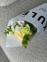 Кулек сборный из молюцелла, маттиолы и диантусов