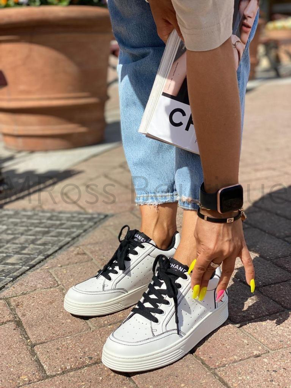 Белые кроссовки Chanel с черными шнурками Шанель люкс класса