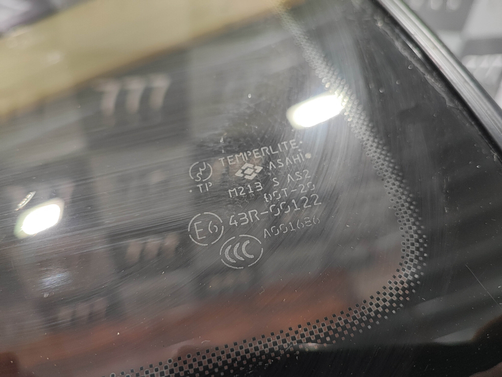 Стекло багажника левое Suzuki Grand Vitara 1 98-05 Б/У Оригинал 8457065D00