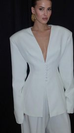 Пиджак приталенный с объемными плечами