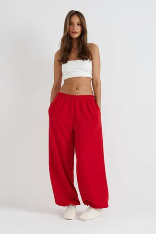 Широкие джоггеры без начеса с утяжкой красного цвета